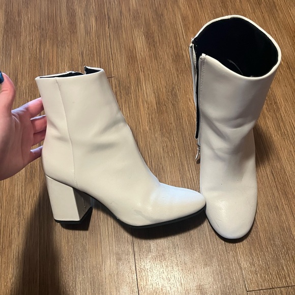 Qupid Shoes - White heeled boots